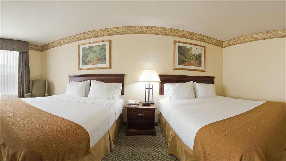 Express & St. Louis West-o'fallon By Ihg Hotel